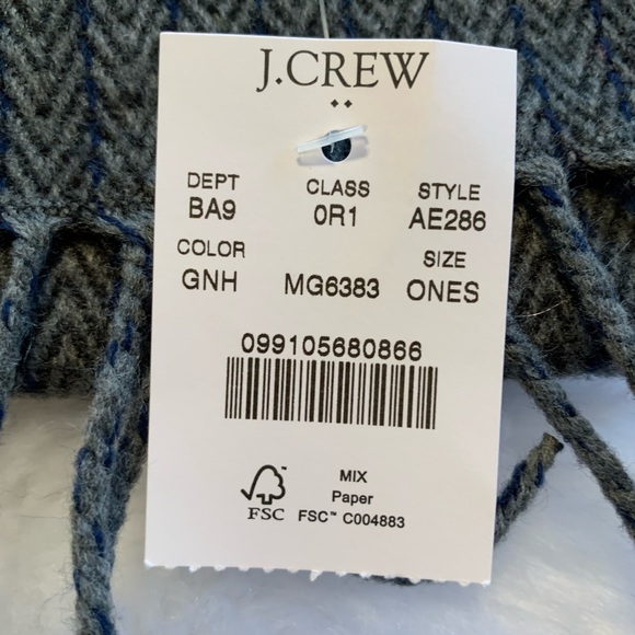 J. CREW Unisex 100% Acrylic heavier scarf NWT in gray herringbone print - Picture 4 of 8
